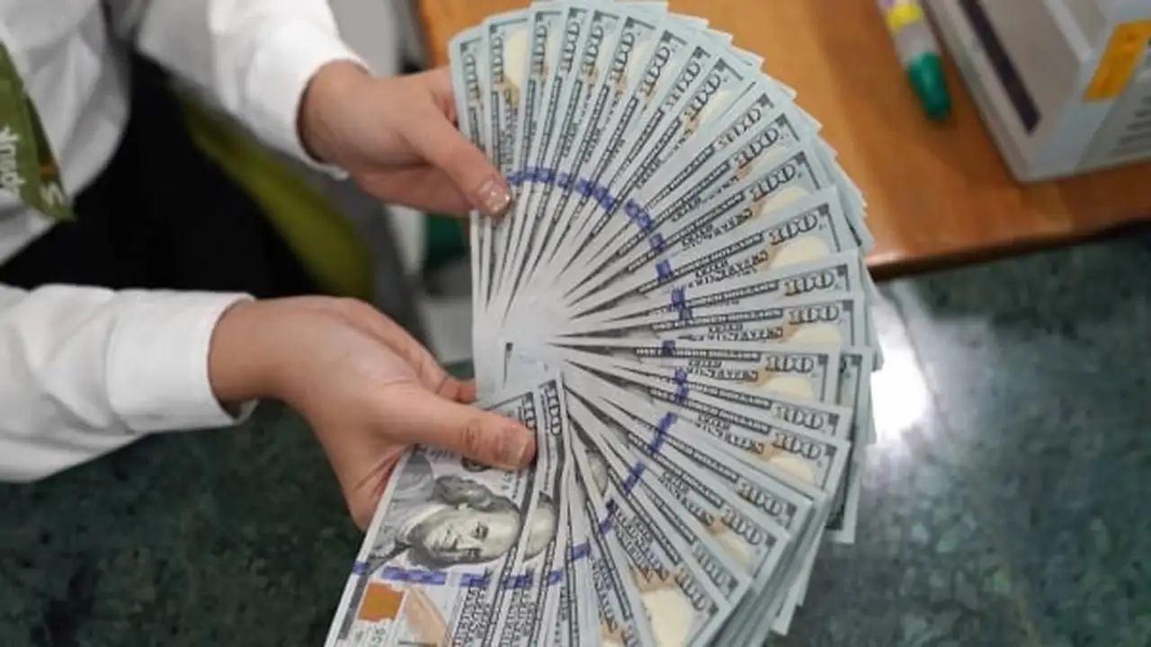 سعر صرف الدولار الأمريكي يسجل أعلى مستوى له خلال 13 شهرًا.
